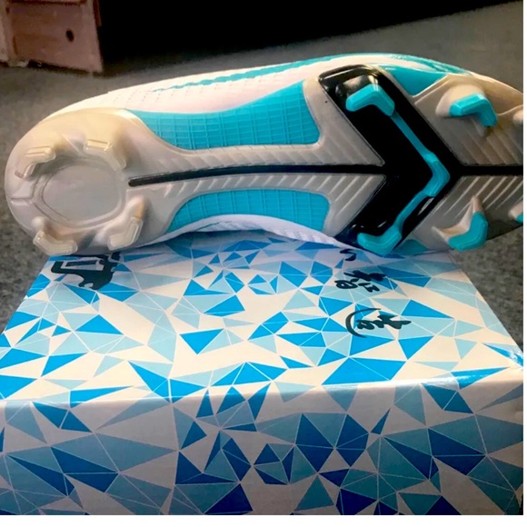 Football/Soccer cleats - Picture 2 of 2